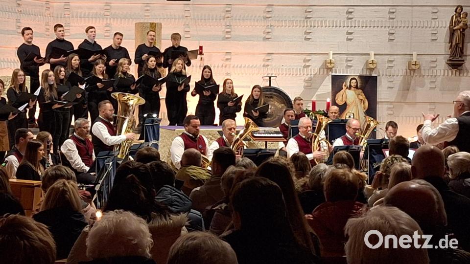 Die Zuhörer erleben in Kirchenthumbach ein mitreißendes Konzert. Der Chor Polyphonia und die Blaskapelle schaffen das Kunststück, musikalisch eine Einheit zu bilden. Bild: lep