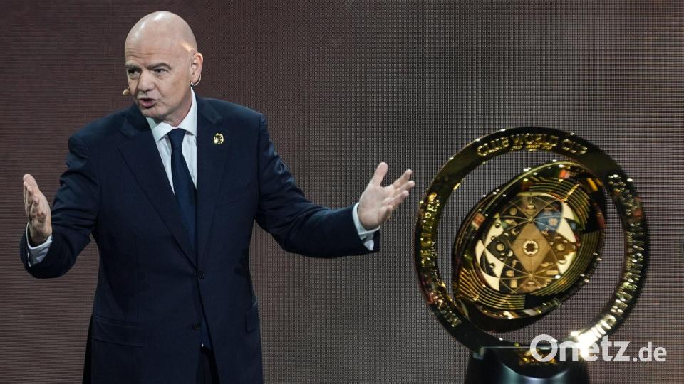 FIFA-Präsident Gianni Infantino bei der Auslosung mit der WM-Trophäe. Bild: Rebecca Blackwell/AP/dpa