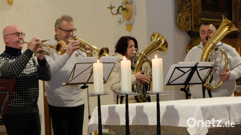 Mit seinen adventlichen Weisen trägt das Bläserquartett der Stadtkapelle Pleystein zur erfüllten Adventsstunde in der Pfarrkirche St. Johannes der Täufer bei. Bild: le