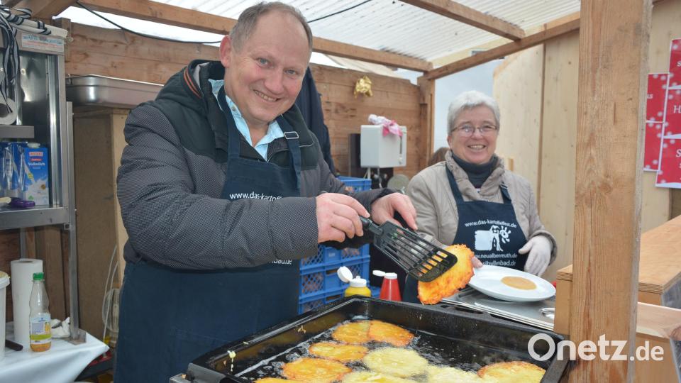 Martin Weiß, Betreiber der Minigolfanlage, beim Dotsch backen. Bild: jr