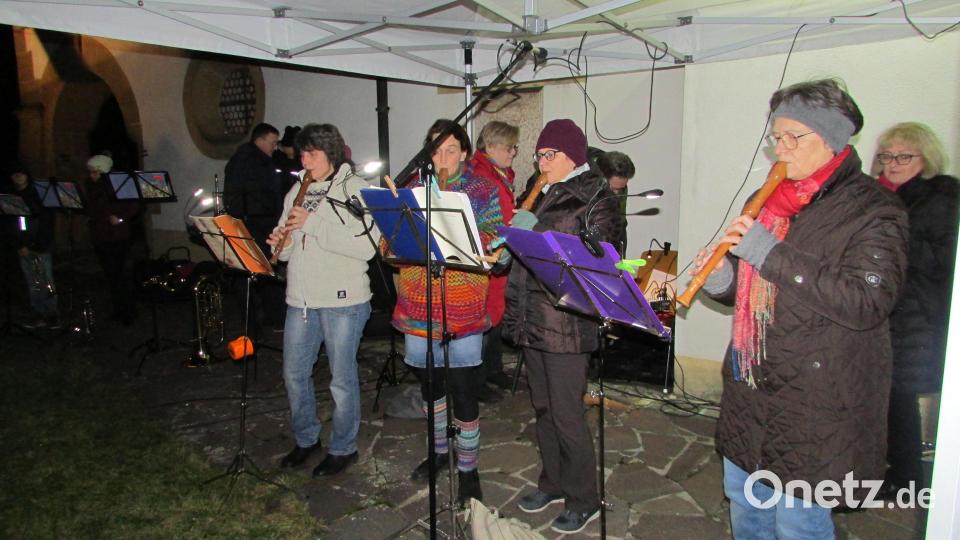Weihnachtliche Weisen hatten die Damen der Flötengruppe im Programm Bild: sei