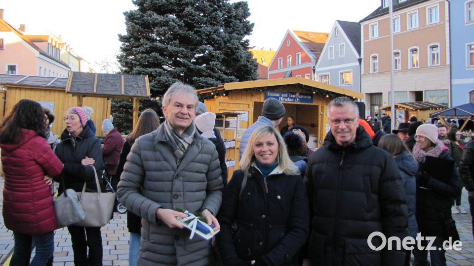 Hauptorganisator Günther Siegert (links) übergab im Beisein von Bürgermeister Hermann Falk den Staffelstab für die Hauptorganisation des Weihnachtsmarktes an Monika Reindl. Bild: bij