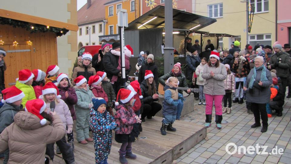 Die Kleinsten des Johanniter-Kinderhauses begeisterten die zahlreichen Besucher des Weihnachtsmarktes. Bild: bij