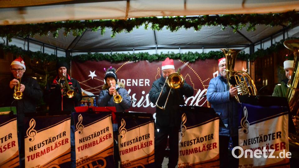Die Neustädter Turmbläser lassen auf dem Weidener Christkindlmarkt weihnachtliche Lieder erklingen. Bild: Kunz