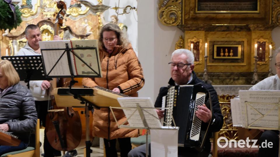 In die Herzen der dankbaren Zuhörer spielte und sang sich die Sitzweilgruppe Miesbrunn im dunklen Gotteshaus. Bild: le