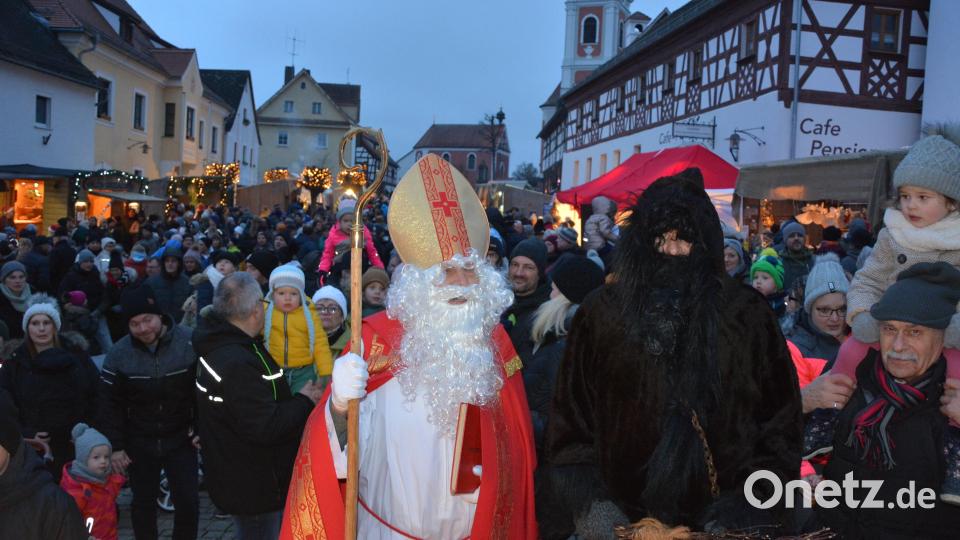 Sankt Nikolaus und Knecht Ruprecht in der Menge beim weihnachtlichen Kunsthandwerkermarkt in Bad Neualbenreuth. Bild: jr