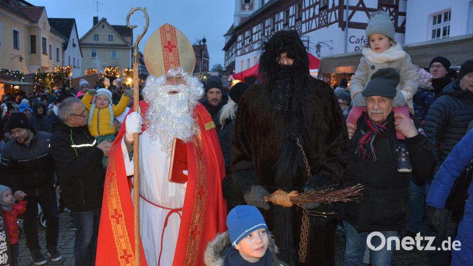 Sankt Nikolaus und Knecht Ruprecht in der Menge beim weihnachtlichen Kunsthandwerkermarkt in Bad Neualbenreuth. Bild: jr