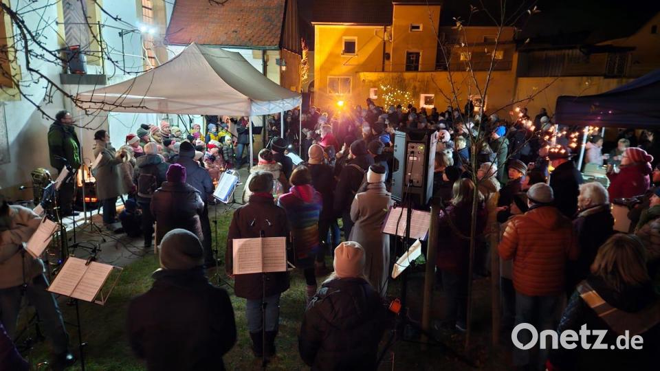 Beim Adventsansingen in Mantel kommen im evangelischen Kirchhof viele Menschen zusammen, um gemeinsam die weihnachtliche Atmosphäre zu genießen. Bild: Annette Punzmann