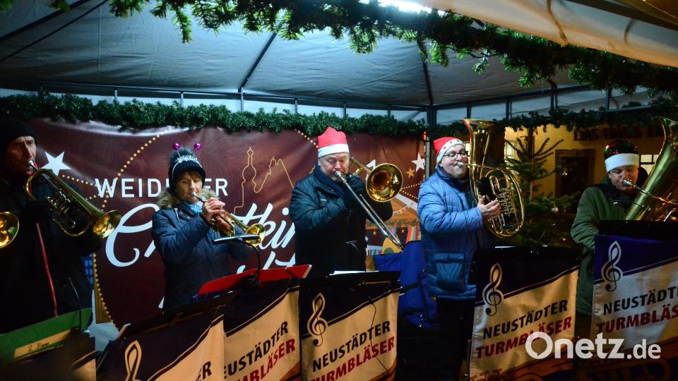 Die Neustädter Turmbläser lassen auf dem Weidener Christkindlmarkt weihnachtliche Lieder erklingen. Bild: Kunz
