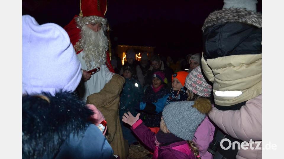 Der Hl. Nikolaus ist für die Mädchen und Buben immer noch der gute Mann. Er überreichte jedem Kind einen Schoko-Nikolaus. Bild: gi