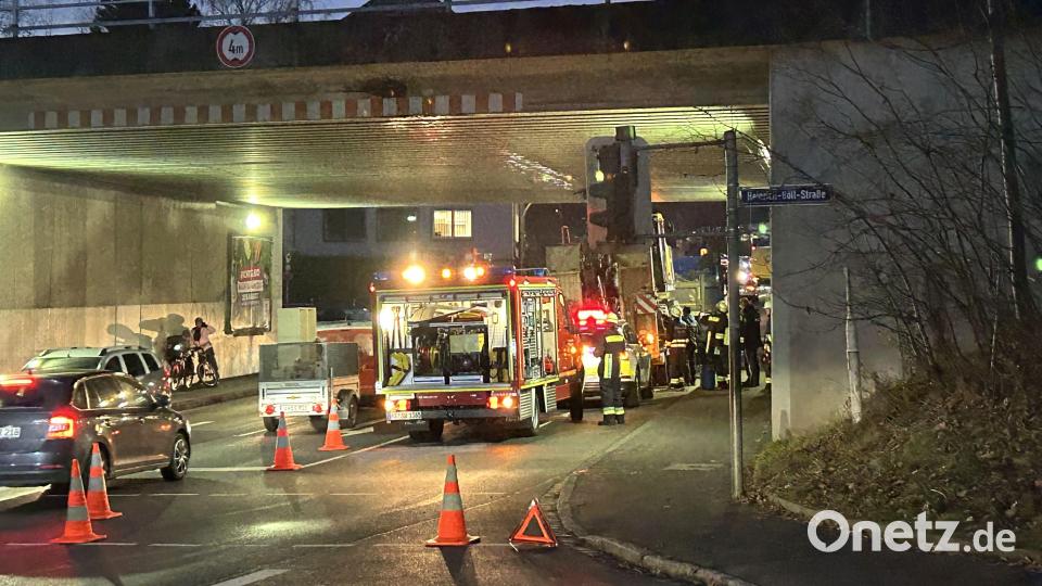 Ein Bagger auf einem Tieflader war am frühen Montagnachmittag zu hoch für Eisenbahn-Unterführung an der Hofgartenstraße. Dort verkeilte sich das Gespann. Der Bahnverkehr wurde daraufhin kurze Zeit eingestellt. Bild: Andreas Royer