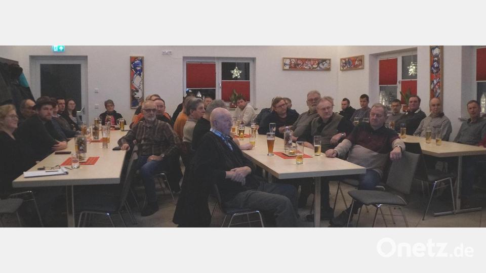 Die Zuhörer sind zufrieden mit der Arbeit im Gemeinderat und haben kaum Nachfragen. Bild: wel