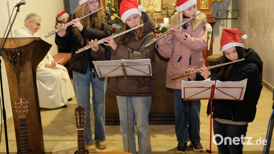 Die Querflötengruppe kündigte die Adventszeit an. Bild: do