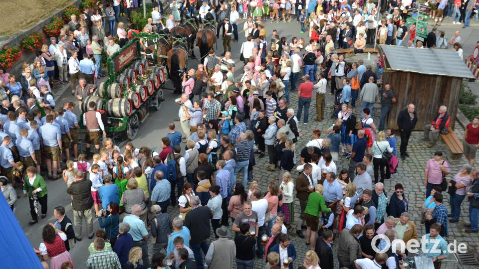Brechend voll war der Marktplatz beim Bieranstich beim letzten Heimatfest in Moosbach. Archivbild: gi