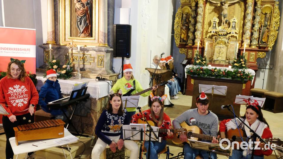 Das Gitarren-Ensemble umarmte beim Benefizkonzert musikalisch die ganze Welt, weil ja Weihnachten ist. Bild: do