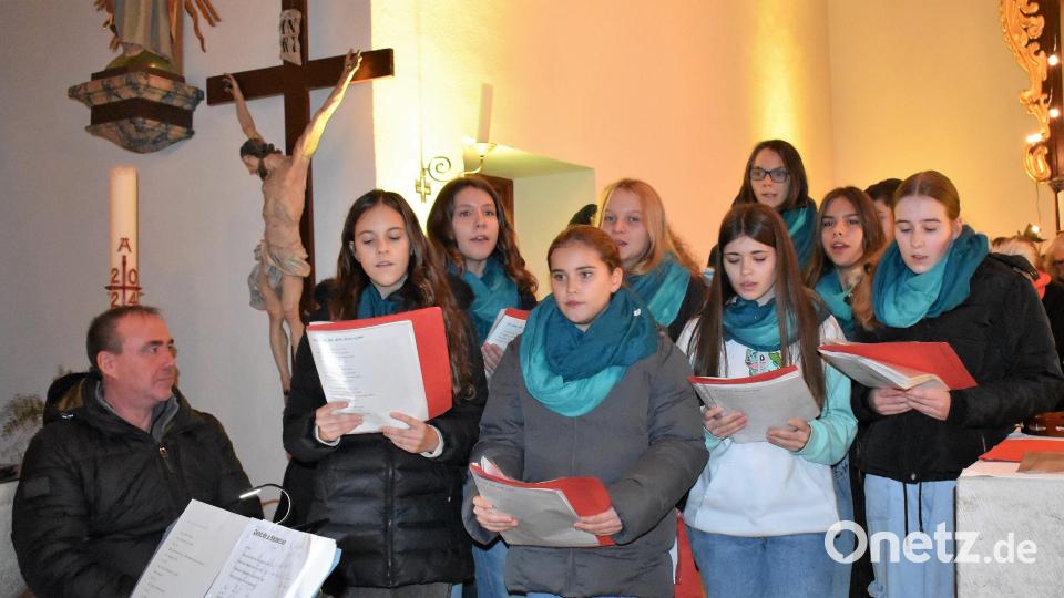 Der Kinderchor &quot;Cantare et vivere&quot; sang ein Lied über das Licht und &quot;So this is Christmas&quot;. Bild: rgr