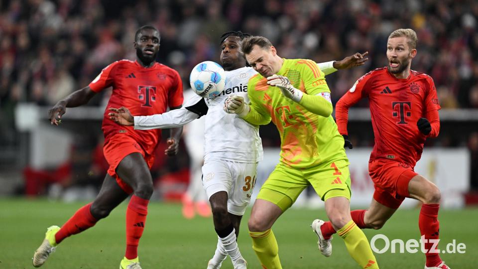 Manuel Neuer (2.vr) foult Leverkusens Jeremie Frimpong und sieht die Rote Karte. Bild: Sven Hoppe/dpa