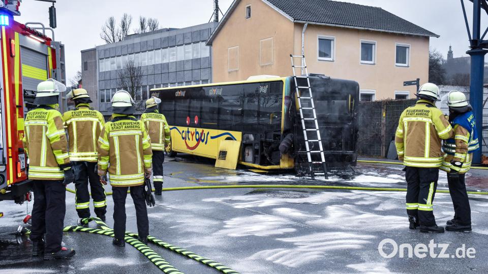 Die Amberger Feuerwehr hatte es nicht weit: Die Unglücksstelle ist nur wenige Meter von der Feuerwache entfernt. Bild: Stephan Huber