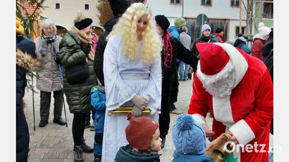 Das Christkind und der Nikolaus beschenkten die kleinen Weihnachtsmarktbesucher mit Leckereien. Bild: ds
