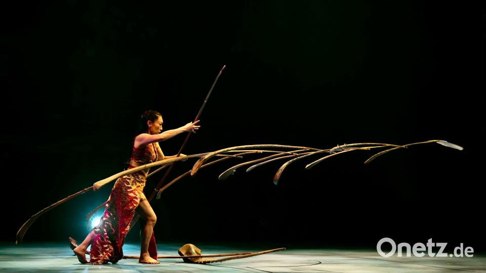In Li-Li Chao-Rigolos Version der Sanddorn-Balance verschmelzen die Grazie einer großartigen Tänzerin und die Fähigkeit, mit großer Konzentration etwas schier Unmögliches zu ermöglichen. Li-Li kommt aus Taiwan und lebt in der Schweiz. Bild: R_Rigolo/exb