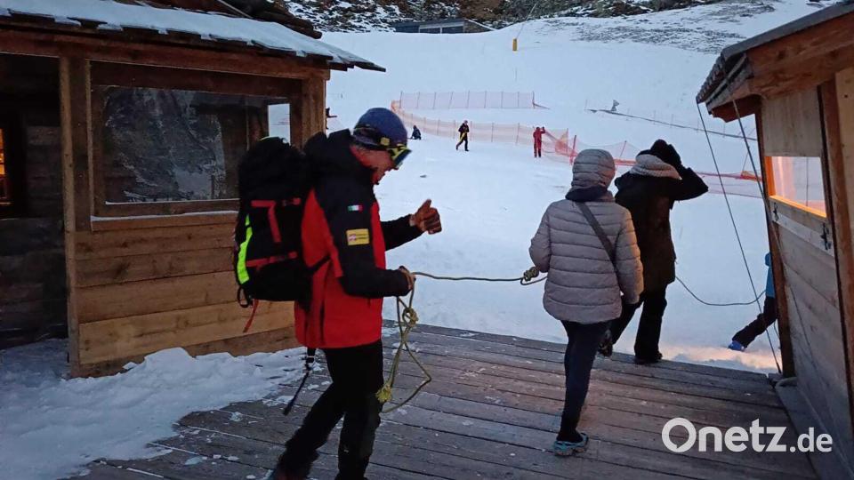 Ohne Hilfe von Einsatzkräften konnten sie nicht zu den Talstationen gelangen. Bild: -/Italienische Bergrettung/dpa