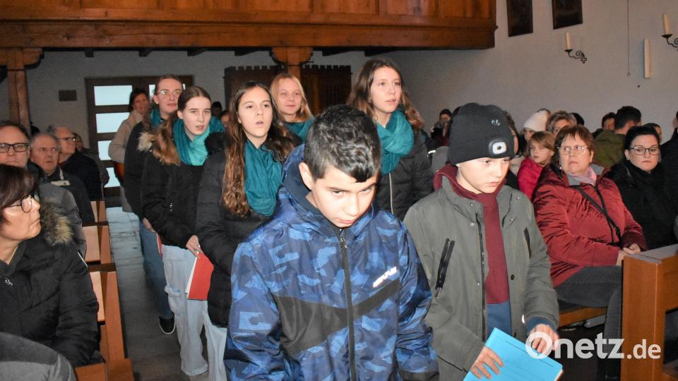 Der Kinderchor &quot;Cantare et vivere&quot; zog singend in die Kirche ein. Bild: rgr