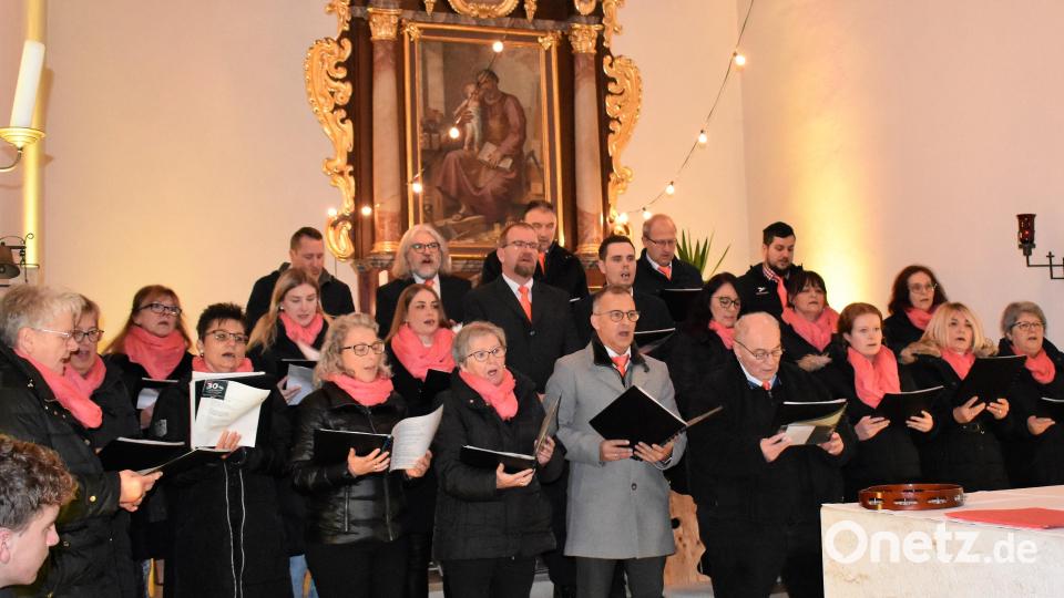 Unter der Leitung von Sabine Braun gab es zur in der Josefskirche Hütten wieder ein Adventsingen von &quot;ChorAlle&quot;. Bild: rgr