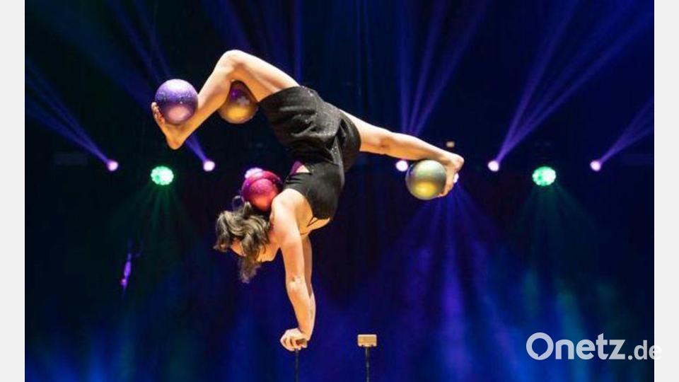 Sofia aka &quot;La Popi&quot; ist eine Zirkuskünstlerin aus Argentinien, die mittlerweile in Leipzig lebt. Ihr großer Traum ist es, auf der ganzen Welt zu arbeiten. Sie verzaubert mit einer herrlich ironischen Handbalance von Bällen. Bild: Traumfabrik/exb