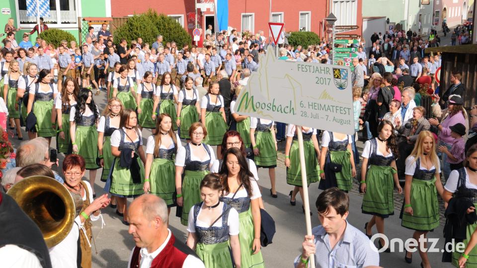 Zum Auftakt des letzten Heimatfestes im Jahr 2017 präsentierten sich die Festdamen und -burschen in ihrem feschen Gewand. Auch 2027 soll wieder ganz Moosbach auf den Beinen sein, wenn das nächste Heimatfest ansteht. Archivbild: gi