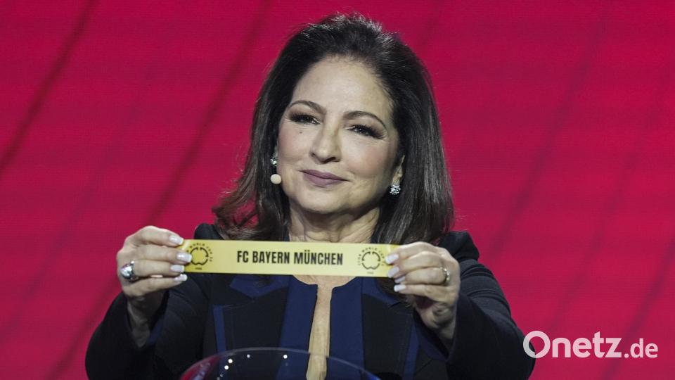 Gloria Estefan zeigt das Los des FC Bayern München während der Auslosung für die FIFA Klub-Weltmeisterschaft 2025. Bild: Rebecca Blackwell/dpa