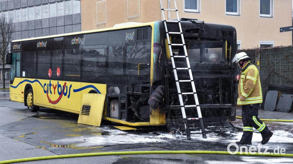 Der Citybus war nach dem Brand nicht mehr fahrbereit, er musste abgeschleppt werden. Bild: Stephan Huber