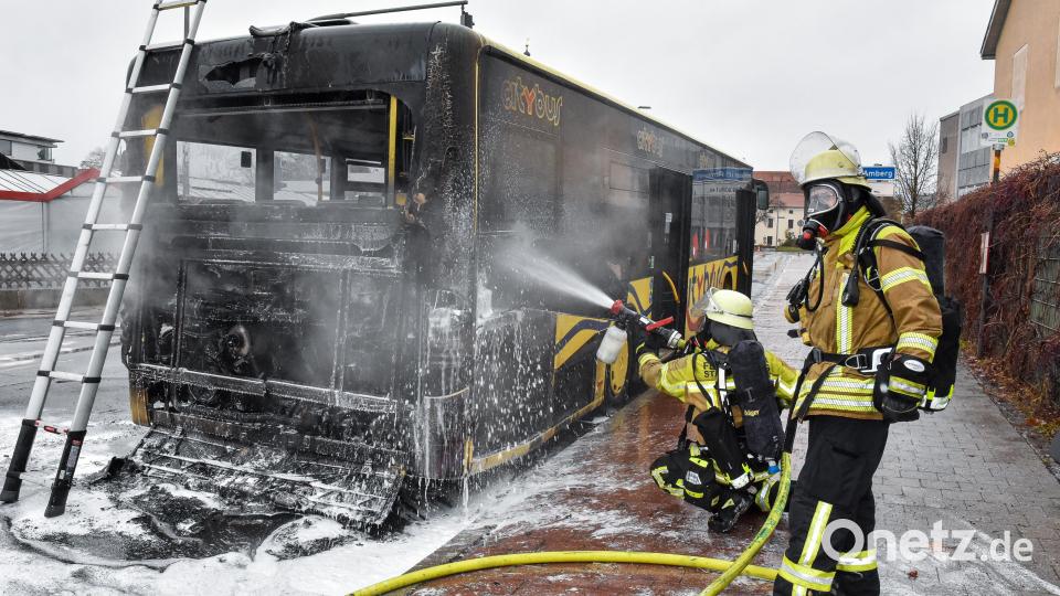 Auf dem Schießstätteweg in Amberg, direkt an der dortigen Bushaltestelle und nicht weit von der Feuerwache entfernt, hat am Freitag ein Citybus Feuer gefangen. Bild: Stephan Huber