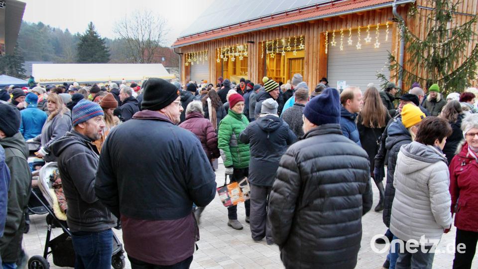 Großer Andrang herrschte auf dem Etzelwanger Weihnachtsmarkt. Bild: ds