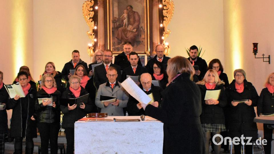 Unter der Leitung von Sabine Braun gab es zur in der Josefskirche Hütten wieder ein Adventsingen von &quot;ChorAlle&quot;. Bild: rgr