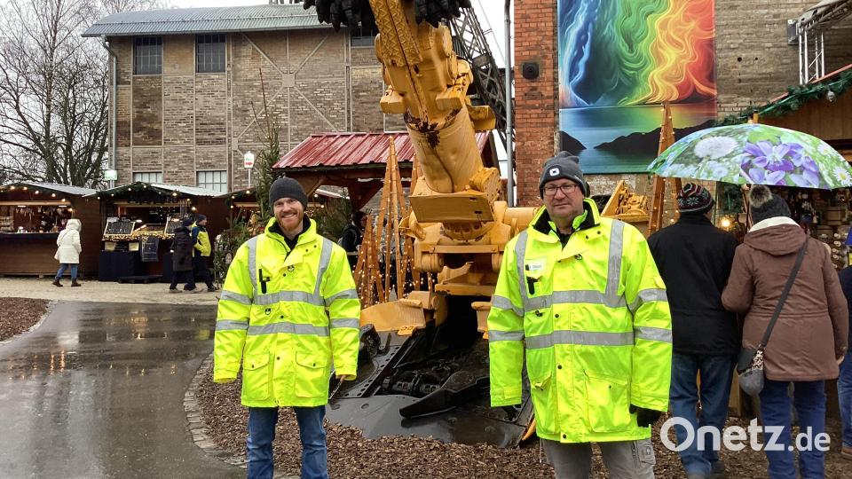 Zwei von 250 Aktiven des Fördervereins Maffeispiele. Rechts neben der Teilschnittgewinnungsmaschine Zweiter Vorsitzender Matthias Regn, links sein Sohn Sascha Regn. Bild: mzi