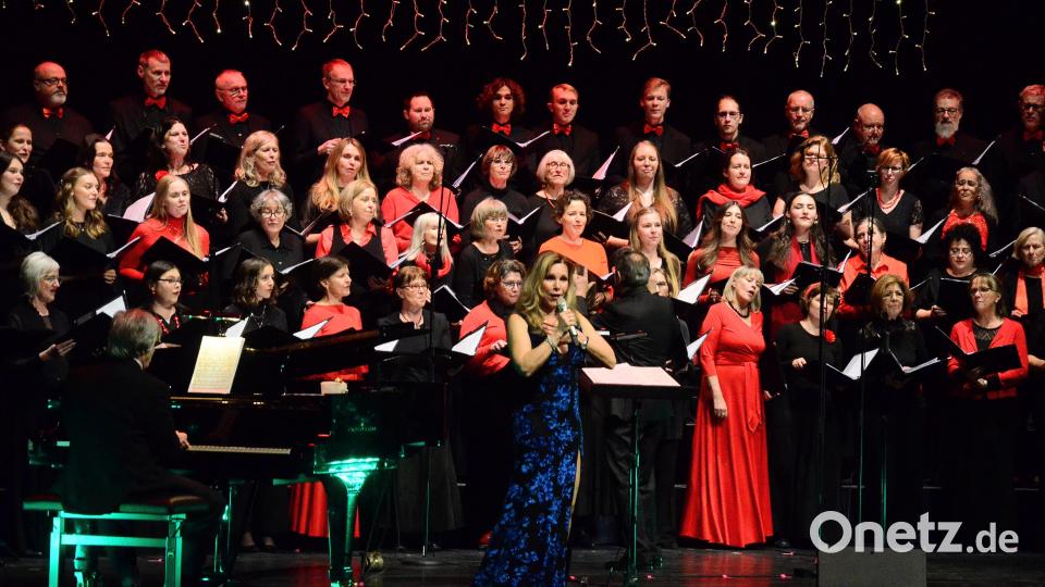 Deborah Sasson singt Weihnachtslieder mit dem Weidener Kammerchor. Bild: Kunz