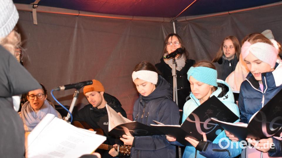 Der Jugendchor &quot;Sin falta&quot; unter der Leitung von Ute Groß. Bild: rgr