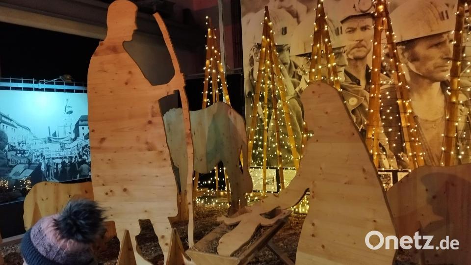 Die Krippe in der Kompressorhalle mit Bildern ehemaliger Bergleute im Hintergrund. Bild: mzi