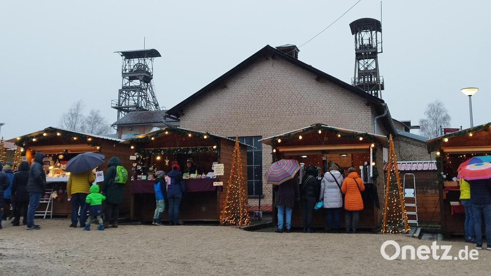 Blick auf einige der Stände mit den beiden Fördertürmen im Hintergrund. Bild: mzi