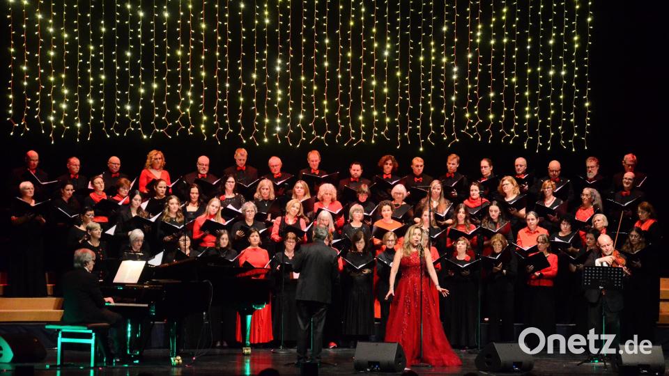 Deborah Sasson singt Weihnachtslieder mit dem Weidener Kammerchor. Bild: Kunz