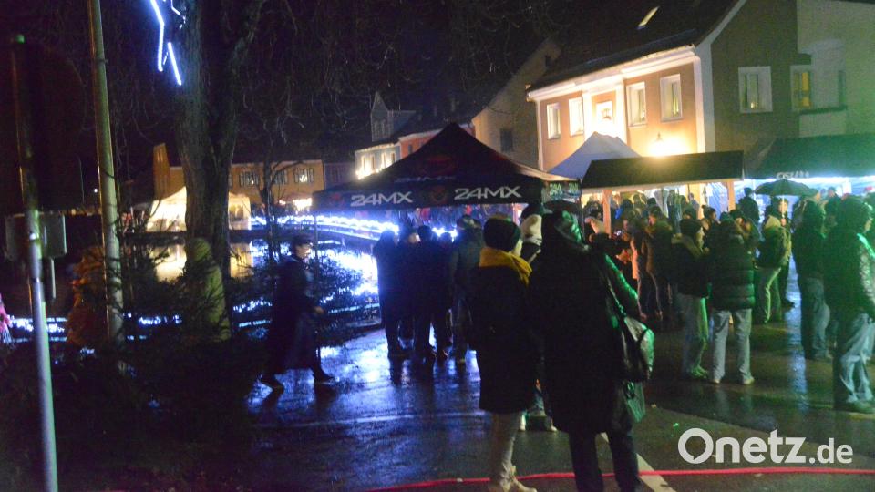 Unter den Pavillons finden die Besucher immer wieder ein Plätzchen, um Glühwein, Bratwürste, Hamburger oder andere Leckereien genießen zu können. Bild: bey
