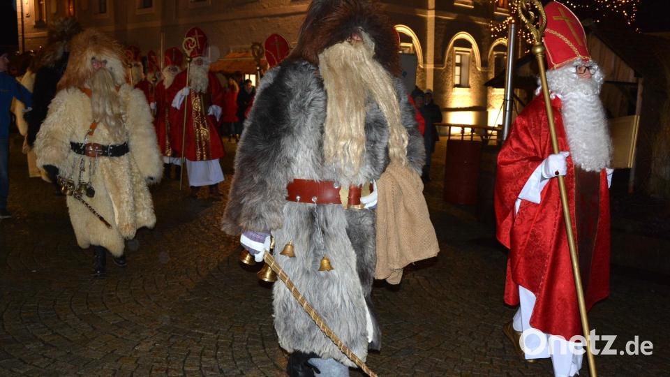 Nicht fehlen durften beim Zug der Nikoläuse auch Krampusse. Bild: jr