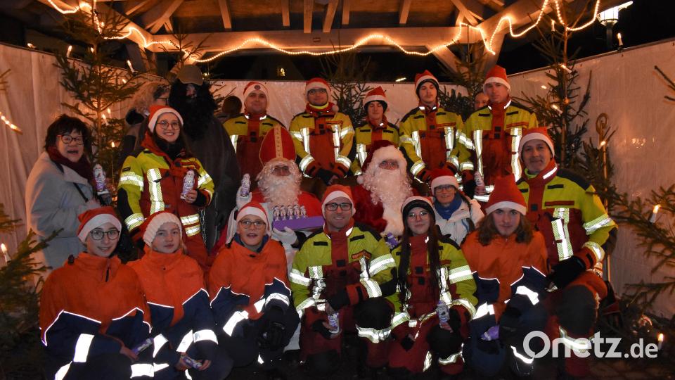 Die Feuerwehr mit Nikolaus und Santa Claus nach getaner Arbeit. Bild: rgr