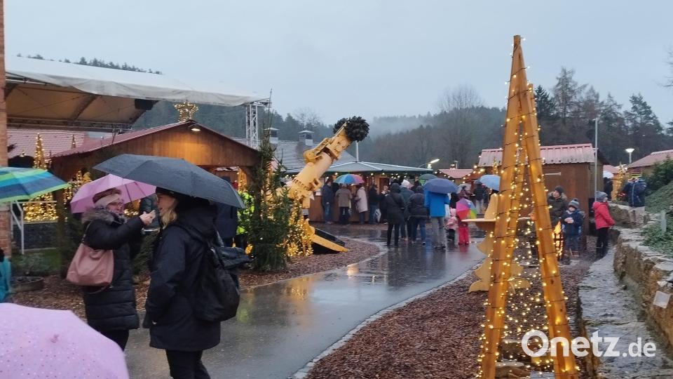 Außergewöhnliche Weihnachtsbäume und Regenschirme bestimmten am Samstagnachmittag das Bild beim Grubenadvent auf dem Maffei-Gelände. Bild: mzi