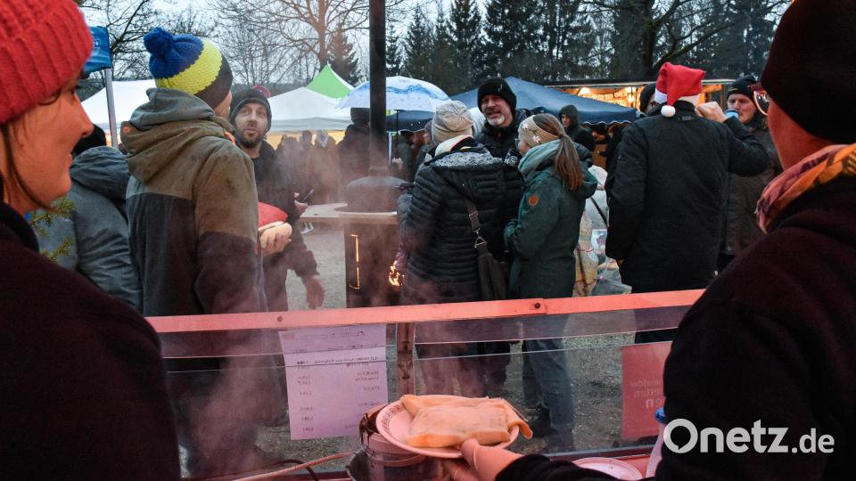 Auf einen Glühwein und eine Bratwurstsemmel schauten viele Dorfbewohner beim Weihnachtsmarkt vorbei. Bild: Stephan Huber