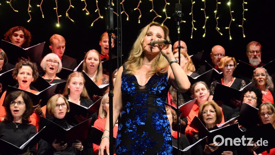 Deborah Sasson singt Weihnachtslieder mit dem Weidener Kammerchor. Bild: Kunz