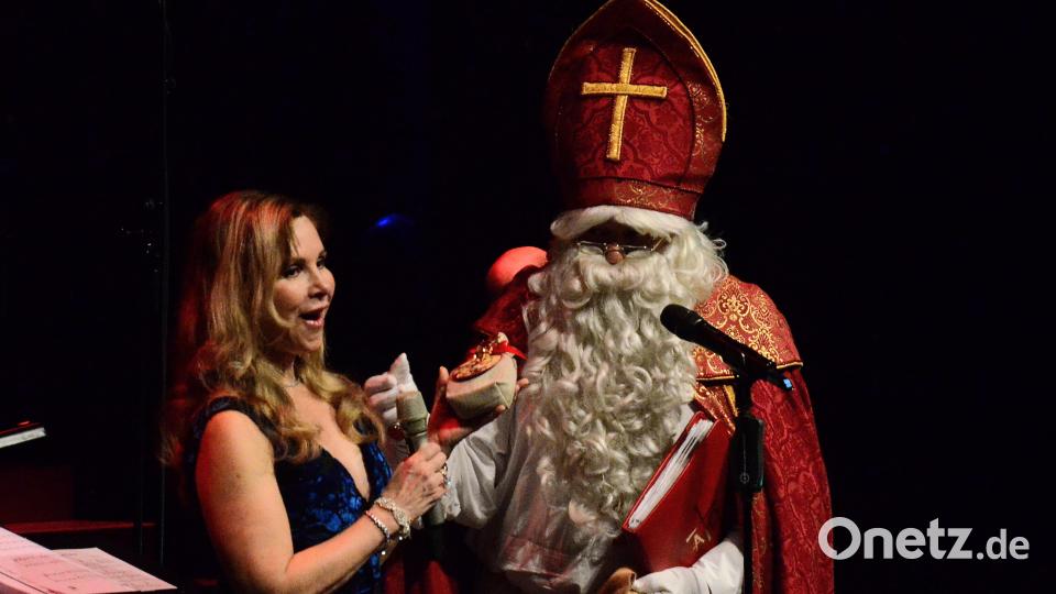 Spontaner Besuch vom Christkindlmarkt: Sankt Nikolaus überrascht Deborah Sasson mit einem Päckchen. Bild: Kunz