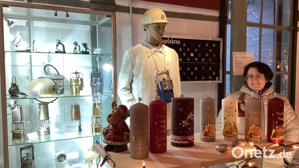 Bianca Weigl aus Hartenstein mit ihrem Kerzenstand in der ehemaligen Kompressorhalle neben einer Steiger-Modellfigur und anderen Exponaten des Bergwerksmuseums. Bild: mzi