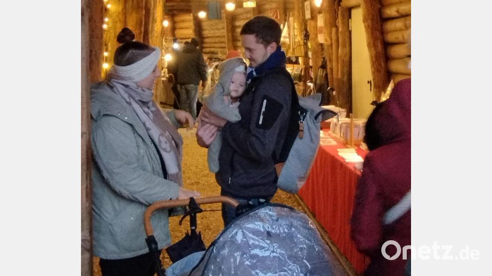 Eine junge Familie aus Michelfeld war begeistert: "Schade, dass der Markt nur über ein Wochenende geht", sagte der junge Papa. Bild: mzi