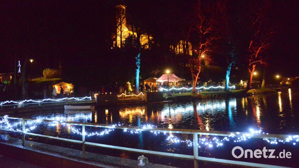 Die Atmosphäre beim &quot;märchenhaften&quot; Adventsmarkt bleibt auch bei Regen unübertroffen. Die Beleuchtung macht alles wett. Bild: bey